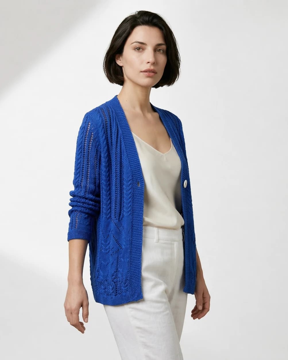 Chaqueta de Punto Calado en Azul Royal: La Caricia de Primavera que Ilumina tu Estilo